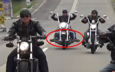 バイクにガニ股で乗っているライダーは高齢のザリガニ Okoblo